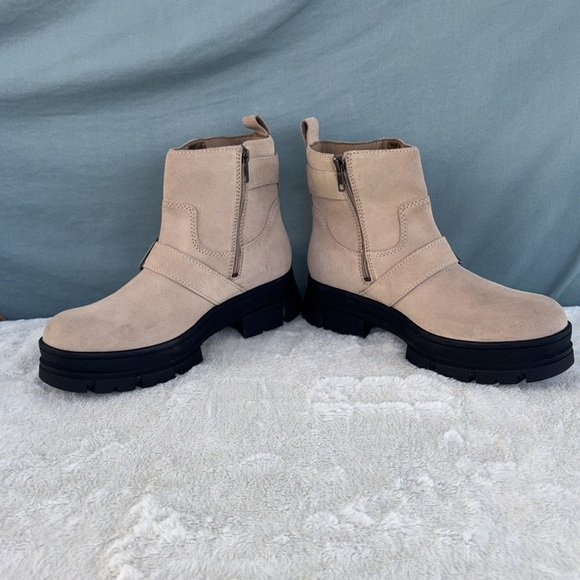 NWOT UGG ASHTON SHORT SAND SUEDE WOMEN'S BOOTS US SIZE 10 - Picture 2 of 9